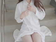 乖巧嫩妹在公共樓梯露出鮮嫩白虎香甜蜜汁